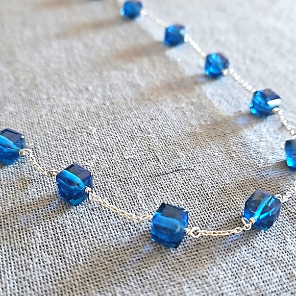 Banana Republic blue glass cube necklace long EUC royal blue - Picture 4 of 8